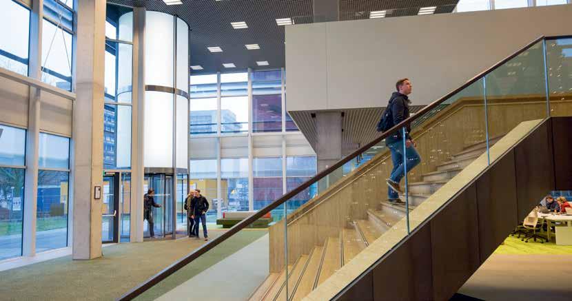 Installera en specialtillverkad Tourniket-karuselldörr vid huvudentrén En specialtillverkad hög cylinder med belysning placerades upptill på karuselldörren och skapar en imponerande entré som är lätt