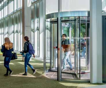 fyra Boon Edam Trilock 75-säkerhetsspärrar Hueiman Montoya, från säkerhetsföretaget Segurtec (midjehöga) vid var och en av de sex entréerna till Limitada förklarar: Universitetets grundkrav var