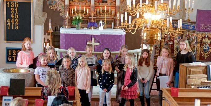 har även placerats längs kyrkogårdens mur i