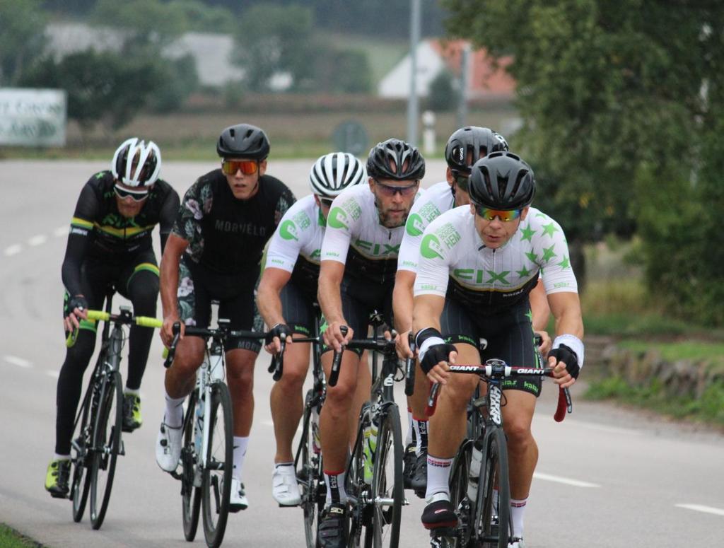 Flera cykelklubbar hade många cyklister.