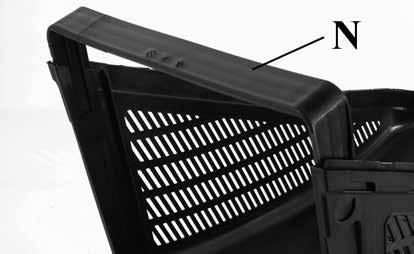 15-16) - Til de achterklep op (G). - Laat de twee haken (H) op de pen van de deflector (I) rusten. - Laat de klep zakken en controleer of deze goed aansluit op de grasvangzak.
