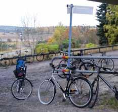 Större cykelstråk i våra tätorter med dålig trafiksäkerhet längs gator och vägar med mycket trafik och höga hastigheter behöver också prioriteras högt.