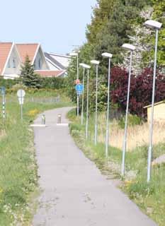 Standarden på asfalten är överlag bra, men det finns även sträckor med potthål, sprickor och ojämnheter. På vissa håll är cykelnätet inte asfalterat.