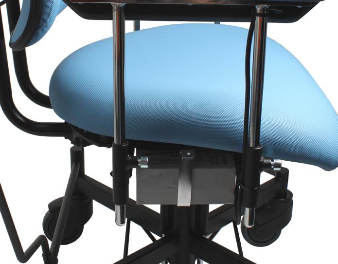 Ladda stolen genom att sätta in laddarens kontakt i uttaget längst bak till höger på stolen, under sitsen.
