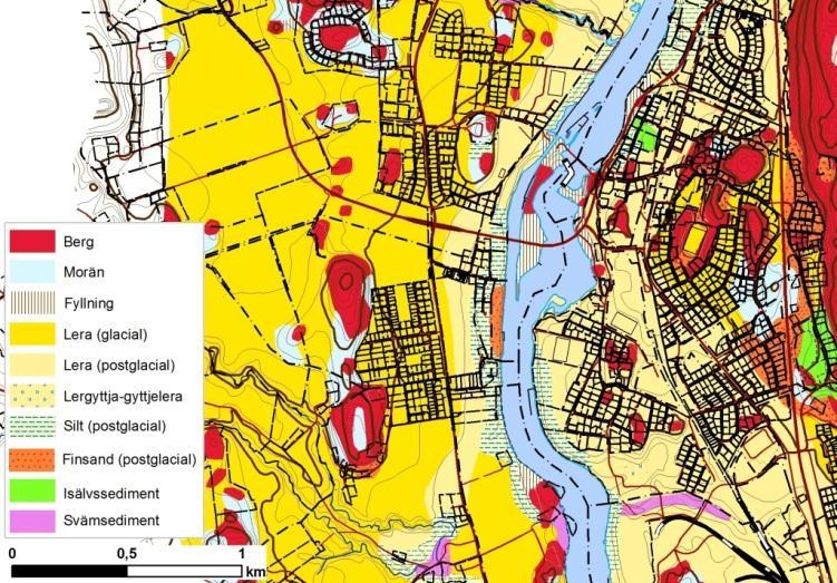 Från ungefär 60 meter söder om Holmenvägen till ravinen i mitten av området har en tydlig avschaktning gjorts som skapat en cirka 60 meter bred platå.