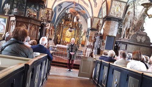 Där började vår guide, Leif Wetterö, sin berättelse om kyrkan, Visingsö och Brahefamiljen.