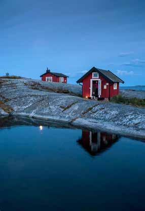Besök skärgårdens enda nationalpark, Sveriges äldsta fyr eller följ med ända ut till havsbandet.