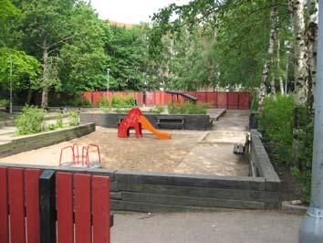 Naturmarken täcks av lövskog.