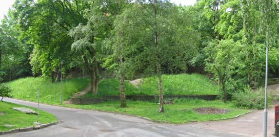 Befintlig bollplan som rustas upp, juni 2007 Pulkabacke Yta för ny lekplats Naturmiljö Väster om och delvis inom planområdet finns en bergsluttning täckt av lövskog.