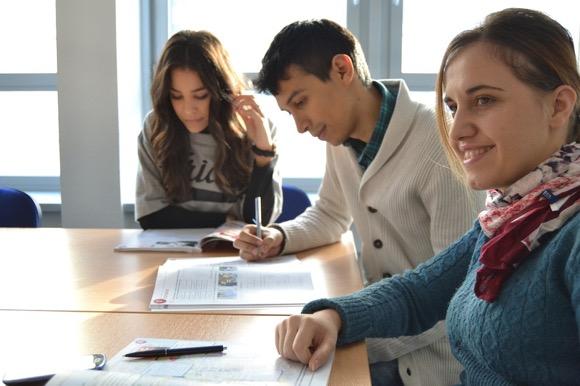 Elevhälsan e+ arbete för hela skolan Ingrid Hylander Dagens upplägg Forskning om förebyggande och hälsofrämjande elevhälsoarbete Skolans och