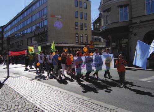 I år har vi bestämt oss för att göra något mer av paraden och stanna kvar på Tages Hörna bakom Östergötlands museum och ha ett regnbågsforum där det