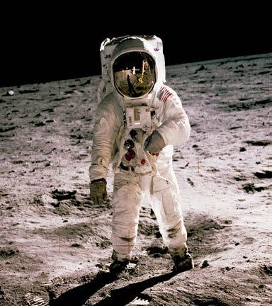 7. FÖRDRÖJDA SAMTAL För 50 år sedan landade de första astronauterna på månen. När markkontrollen i Houston pratade med dem tog det några sekunder innan de hörde astronauternas svar.