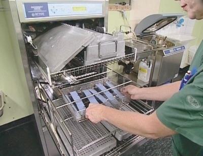 Placera ihåliga instrument för genomspolning Plocka isär instrument så att vatten kommer åt alla delar