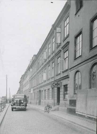 REPSLAGARGATAN NORRUT ÅR 1940. VÄSTER- GÖTLAND 24 ÄR BYGGNADEN SOM INNEHÅLLER CAFÉET. TILL VÄNSTER I BILD HAR SÖDERGATAN DRAGITS FRAM OCH BEBYGGELSEN RIVITS. OKÄND FOTOGRAF. SSM:S ARKIV F 28627.