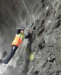 De förborrade hålens diameter är 45 mm och har ett djup av 950 mm in i berget. Hålen har en lutning av ca 30 snett nedåt i berget, se skiss i figur 5.