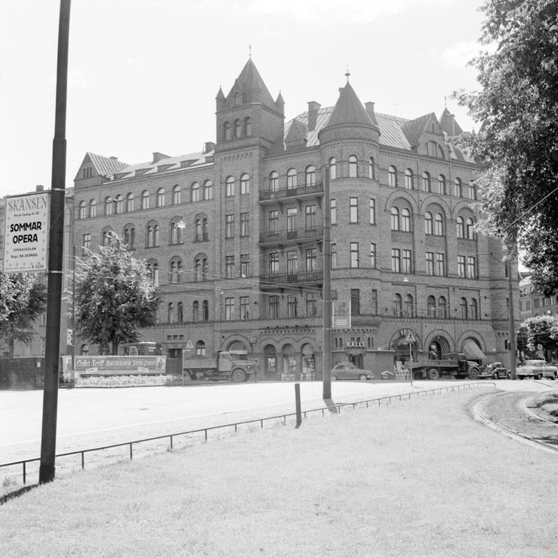 Boken serverade svidande samhällskritik och blev genast mycket uppmärksammad, både som stockholmsskildring men även som satir.