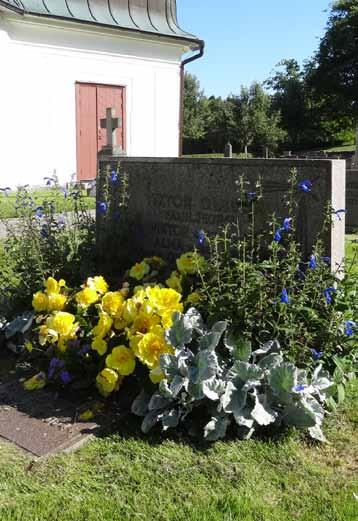 Urngrav En traditionell urngrav ger möjliget att ha en egen vald gravvård och möjlighet att själv plantera växter och tända ljus. Kyrkogården är oftast indelad i olika områden, s.