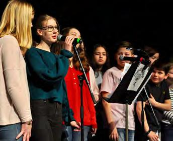 Undervisning sker enskilt och/eller i grupp på de vanligast förekommande instrumenten, samt i sång, teater och måleri.