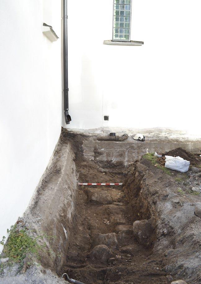 19 Grav 586 överlagrade tre gravar, A550, A579 samt A628. I grav A550 låg ett barn på cirka 1,15 meters djup. Graven låg cirka 1,0 meter söder om korets sydvägg. Barnets längd var en meter.