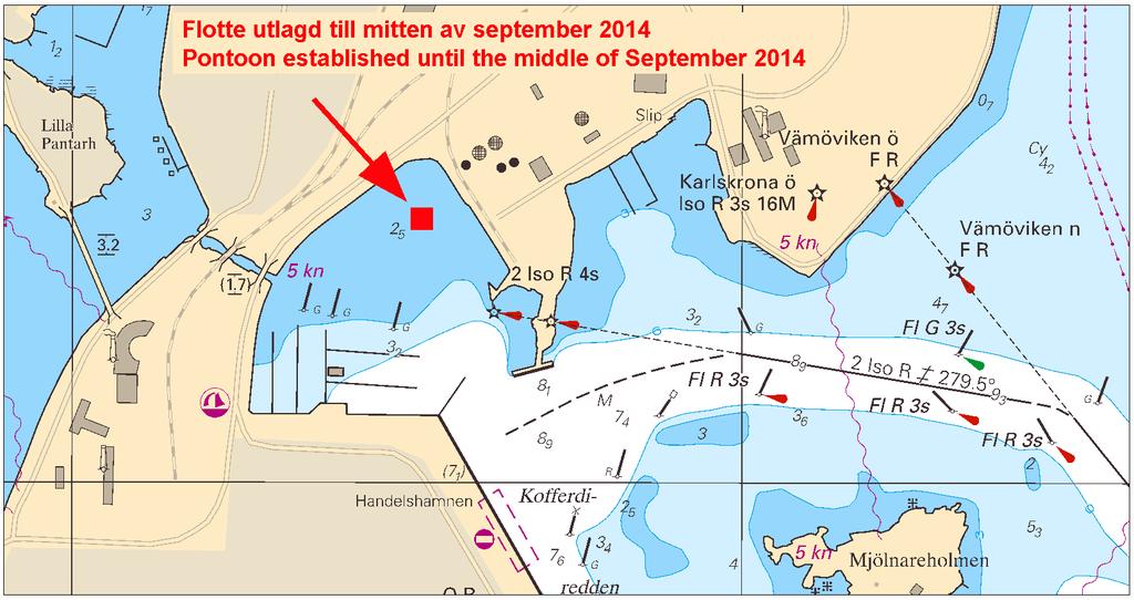 Flotten är försedd med ett fast vitt ljus. Flotten 56-10,219N 15-35,512E Visas ej i ENC. Bsp Hanöbukten 2014/s42 Karlskrona, tillfällig flotte. Karlskrona Hamn AB. Publ.