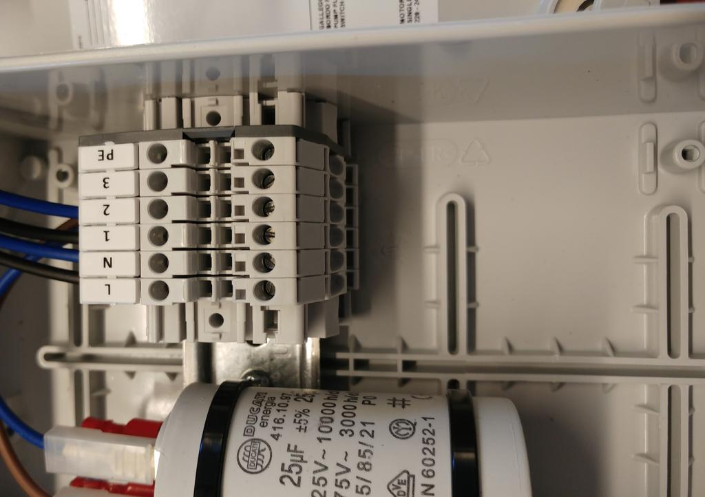 8. INKOPPLING AV 1-FAS PUMP MED KONTROLLSKÅP VARNING: Alla elektriska anslutningar ska utföras av en behörig elektriker.