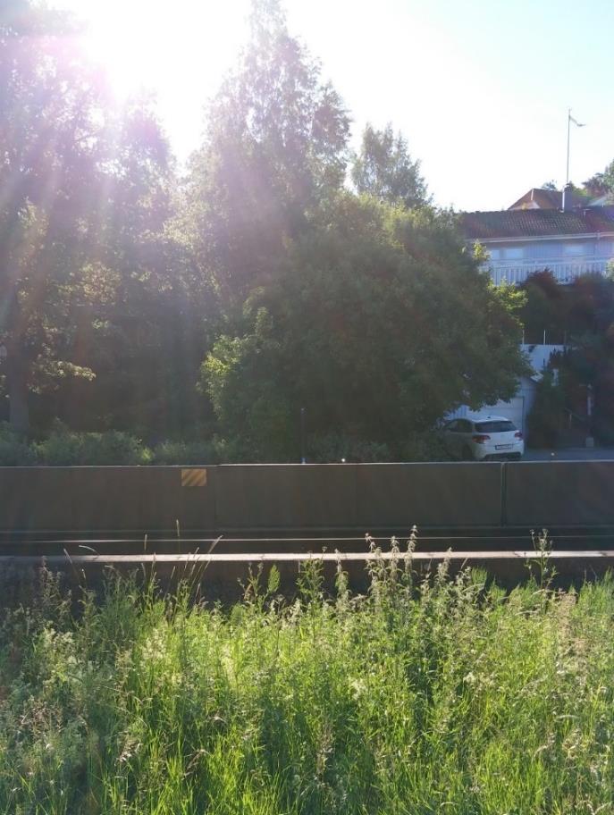 Figur 10. Roslagsbanan sett från området (Sommar 2017) 3.2 Nationella och regionala intressen Området ligger invid Roslagsbanan som är klassificerad som riksintresse för järnväg.