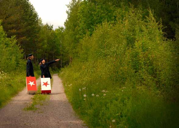 BARN OCH FAMILJ TEATER SLÁVA: LITEN FÖRESTÄLLNING LÖRDAG DEN 14/9 KL 12.30 En liten cirkus anländer till förskolan. Cirkusarbetarna spänner upp tältet inför barnens ögon.