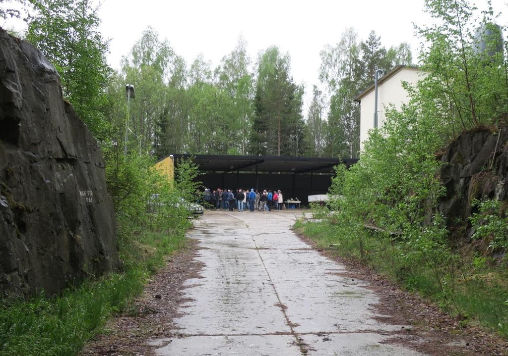 Besökarna återsamlade i ute i det fria. Foto Nils Berglund. Avslutning Efter rundvandringen samlades besökarna ute i det fria för kontrollräkning.