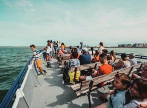 ACTIVITEIT IN DE KIJKER: BOOTTOCHT MET GIDS De boot van Captain Blue vaart de kustlijn af tot aan de Wellingtonrenbaan.
