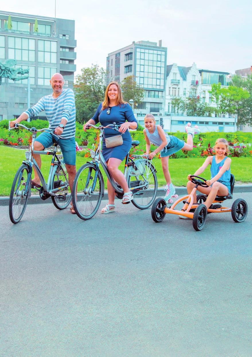 FAMILIE FIETS MEE OP OOSTENDEDAG Op 22 september worden de Oostendenaars in de watten gelegd! Je wordt per wijk uitgenodigd in het dichtstbijzijnde ontmoetingscentrum voor een hapje en een drankje.