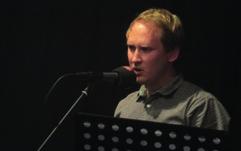 POËZIE WOORDZEE Paul Snoek rode draad doorheen derde editie Op 21 en 22 september 2019 vindt op en rond de Groentemarkt het derde WoordZeefestival plaats.