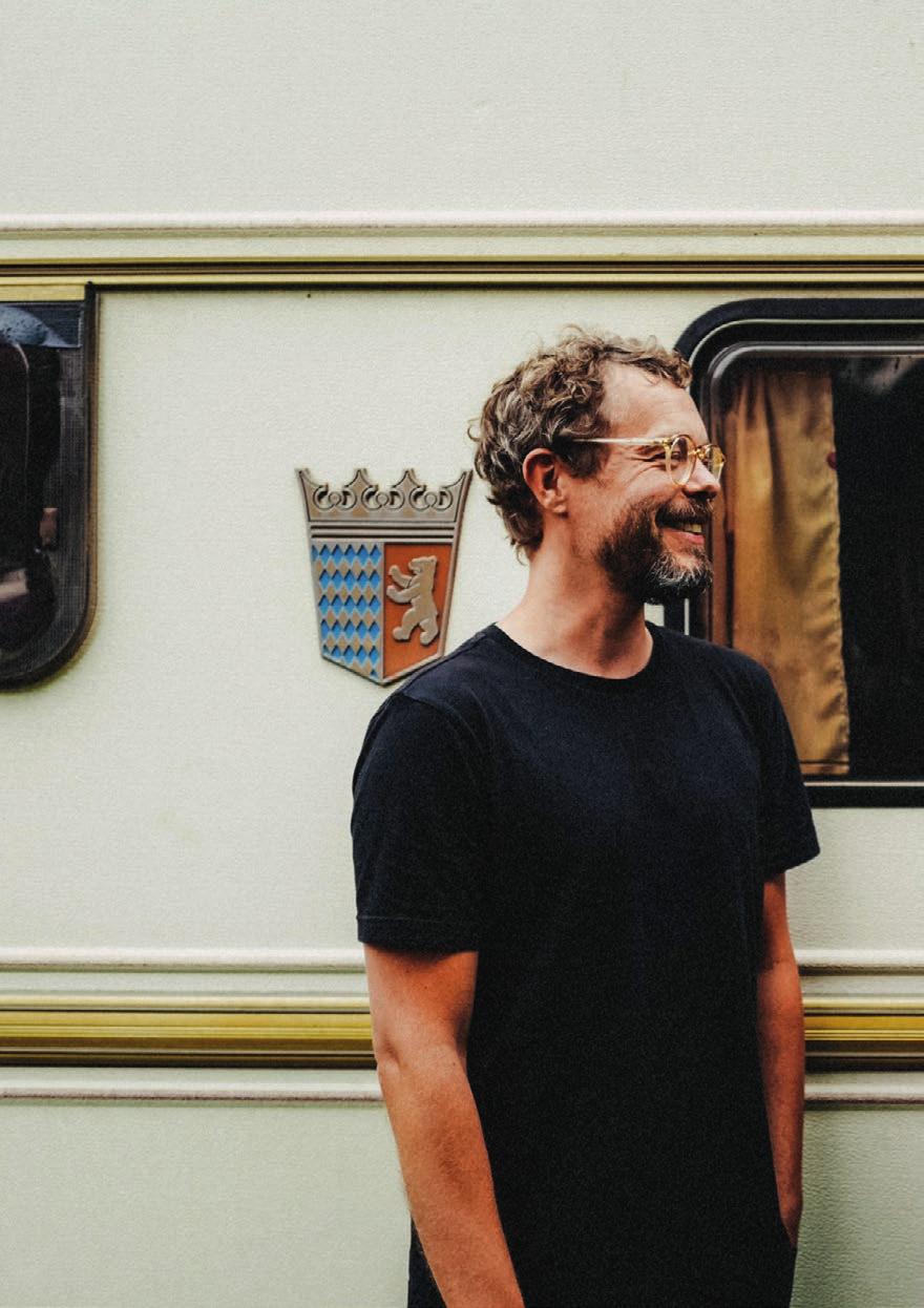CONCERT JAKOB BRO TRIO (JAZZ) De Deense gitarist Jakob Bro wordt alom geprezen om zijn gelaagde spel en ruimtelijke klank.