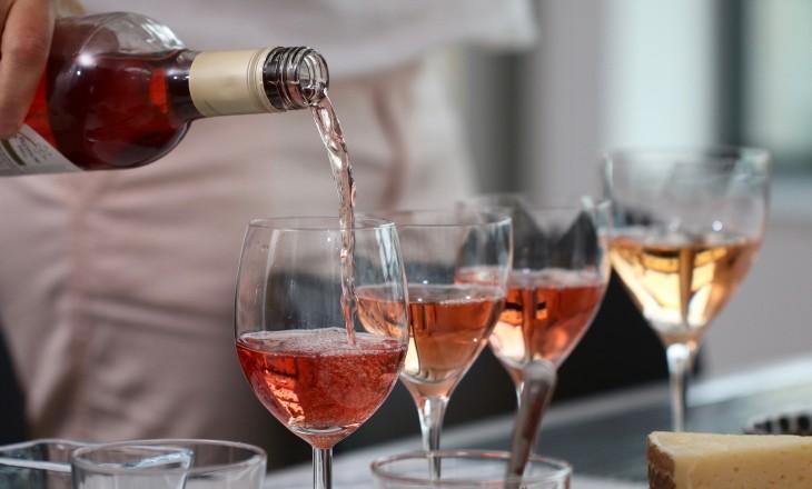 betyg: 3 nr 3181, 88 kr Blossom Hill White Zinfandel? USA, KalifornienSoligt mörkrosa, fruktigt och bärigt med väldigt tydlig smak av jordgubb.