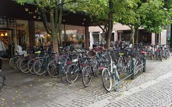 Det finns även platser i anslutning till byggnader, såsom ytorna framför Stadsbiblioteket, Stadshallen,