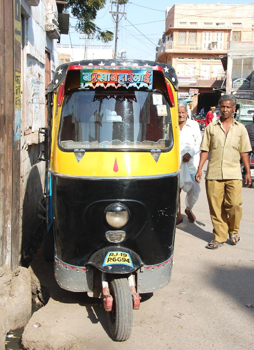 10 INDIEN FÖR NYBÖRJARE Ladda ner fler resguider på www.aftonbladet.se/resguider 11 5 x ta sig runt i städer Autoriksha Autoriksha är den enda form av taxi som man hittar i alla städer, stora som små.