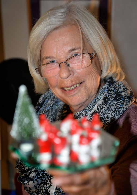 Tomtar upp ur vrårna Tomtar kryper upp ur vrårna mest lite varstans, hemma hos tomtemakare Monica Berglund i Hedared. Man måste tänka snälla tankar när man gör en tomte.