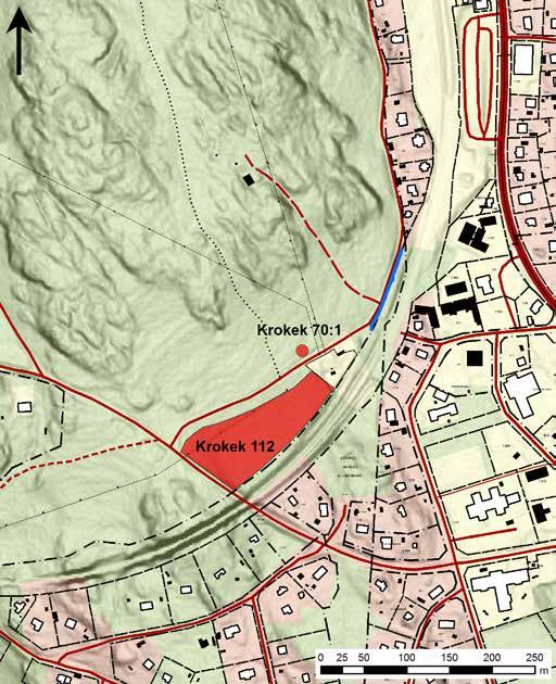 Figur 2. Fornlämningar markerade med rött och schaktet markerat med blått. I bakgrunden syns även en terrängskuggningsmodell över området. Utdrag ur Fastighetskartan. Skala 1:5 000.