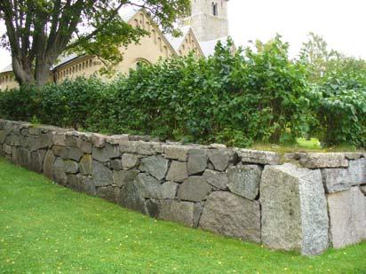 Norr: en ca 1,5 m hög halvmur av ca 0,4-1,2 m stor skarpkantad gråsten. Liknar västra murens norra del. Syren växer på muren. Bindringar i östra delen. Nordöstra murhörnet.