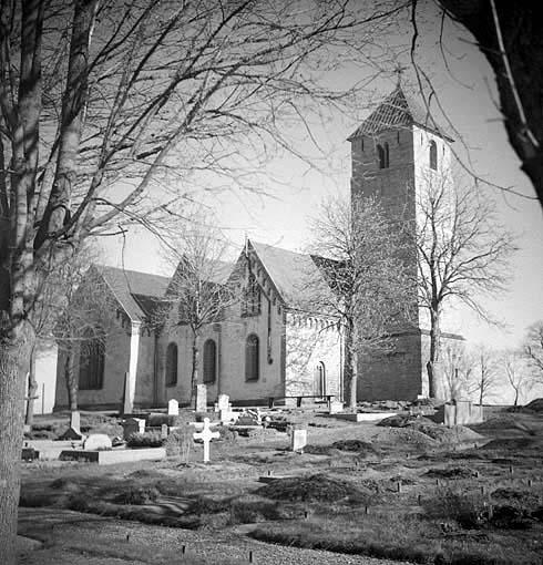 Foto av Heda kyrka och kyrkogårdens nordvästra (1945)