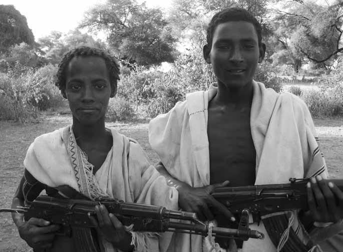 Etiopiska fåraherdar beväpande med slitna AK 47 och fyra skott i magasinet. Exempel på aktör vid boskapsstölder och raider. Foto: Fredrik Hesselman 2010.