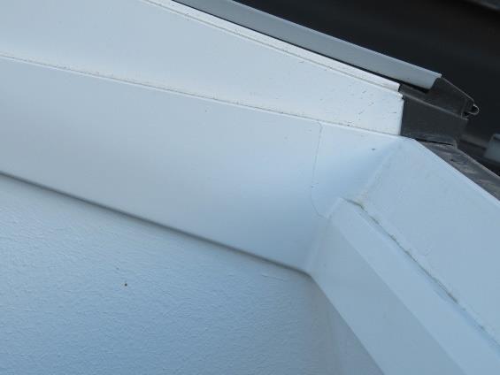 Eftersom fönstren är svåråtkomliga till följd av att de sitter högt monterade i taken till vindslägenheter kan valet av fasta fönster (ej öppningsbara) vara ett fördelaktigt alternativ.