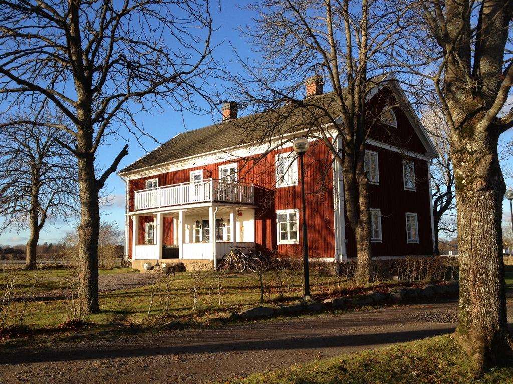 Länets mest tätbefolkade kommun är Växjö med 55,6 invånare per km² och länets mest glesbefolkade kommun är Uppvidinge med 8,2 invånare per km² (tabell 11).