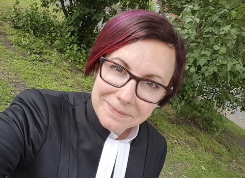 Inledningsvis Stunden är här Jag som var så lugn för några minuter sedan. Så fort klockorna började ringa ökade pulsen och det kändes som om alla kunde se hur hårt mitt hjärta slog.