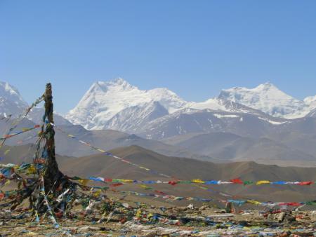 Lake, kör utmed den tibetanska livlinan floden Brahmaputra (Yarlung Tsangpo) och är