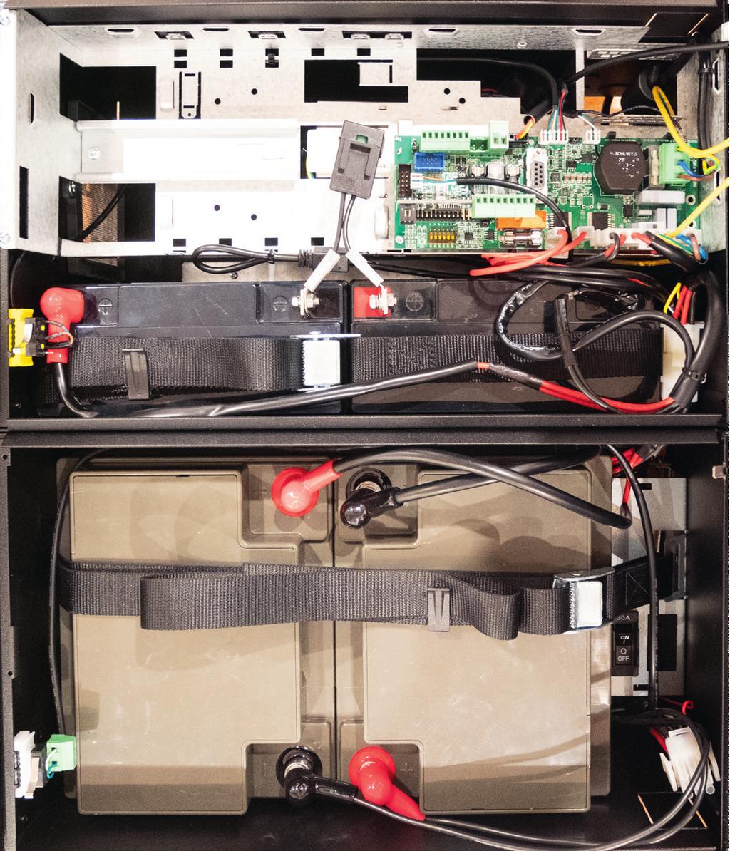 Placering av batterier 24 V OBS! Batterier måste vara nya vid installation och batteribyte för att certifierade normer skall upprätthållas. Sätt i batteri närmast dörren först.