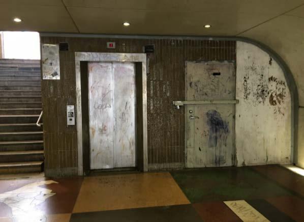 Till vänster: Plankorsning vid Esplanaden (gångpassage nr. 3 i figur 36).
