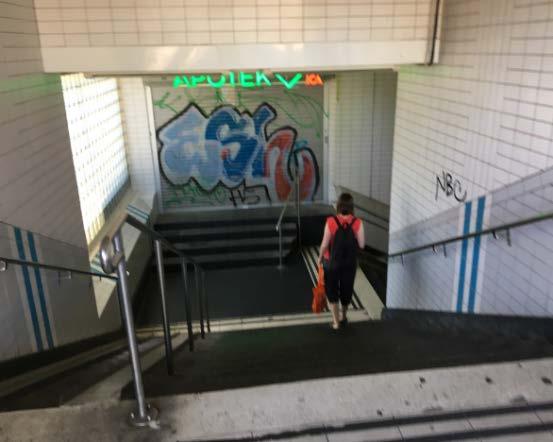 Till vänster: Hiss i gångtunneln vid Stationsgatan (gångpassage nr. 5 i figur 36).