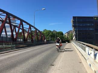 Avståndet mellan Löfströms allébron och den närmaste plankorsning (vid Esplanaden) är cirka 550 meter vilket skapar en barriär som leder till omvägar för gångtrafikanter i närområdet.