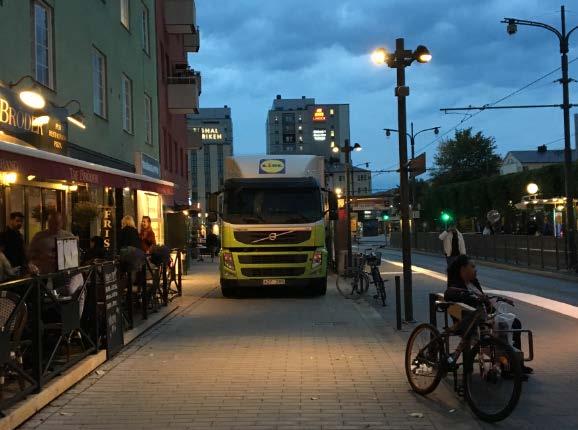47. Till vänster: Varuleverans som hindrar cyklister och gående på gågatan bakom tvärbanehållplats där regionalt cykelstråk passerar.