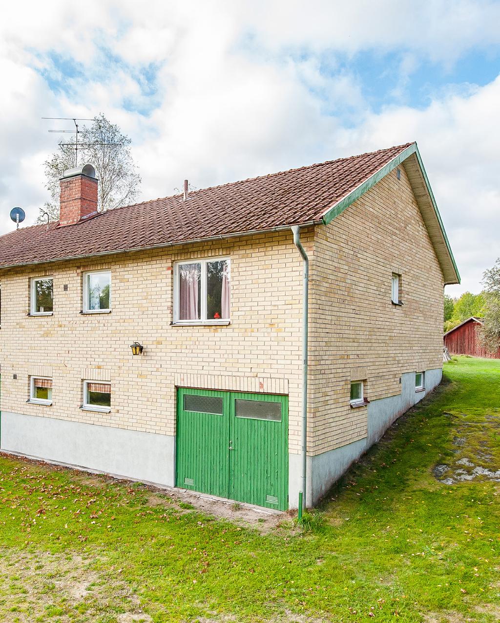 ANTAL RUM 5 varav 3 sovrum ALLMÄNT Bostaden är byggd 1964 och har kvar sin 60 talsstil med stora fönster, öppen spis, barkök och hel källare. Huset är i bra skick och har en härlig retrokänsla.